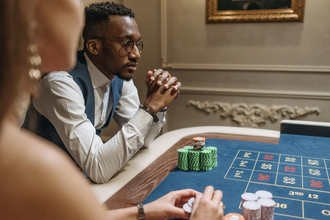 Định dạng và mức cược Poker bạn cần nắm trước khi vào bàn tại v9989